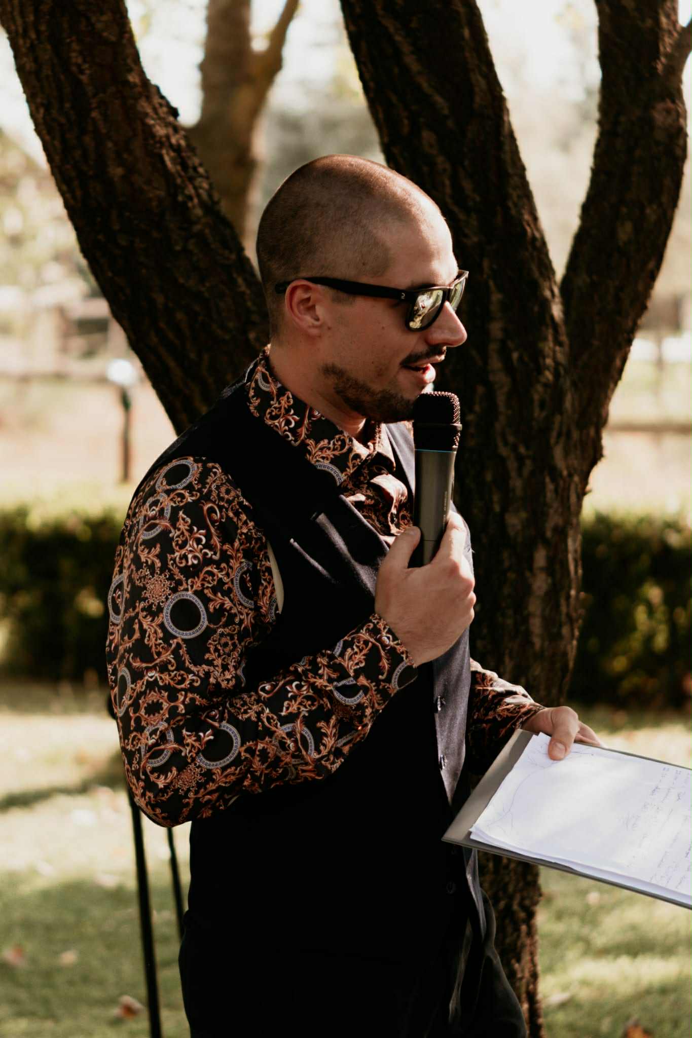 Dominik ceremóniamester mikrofonnal