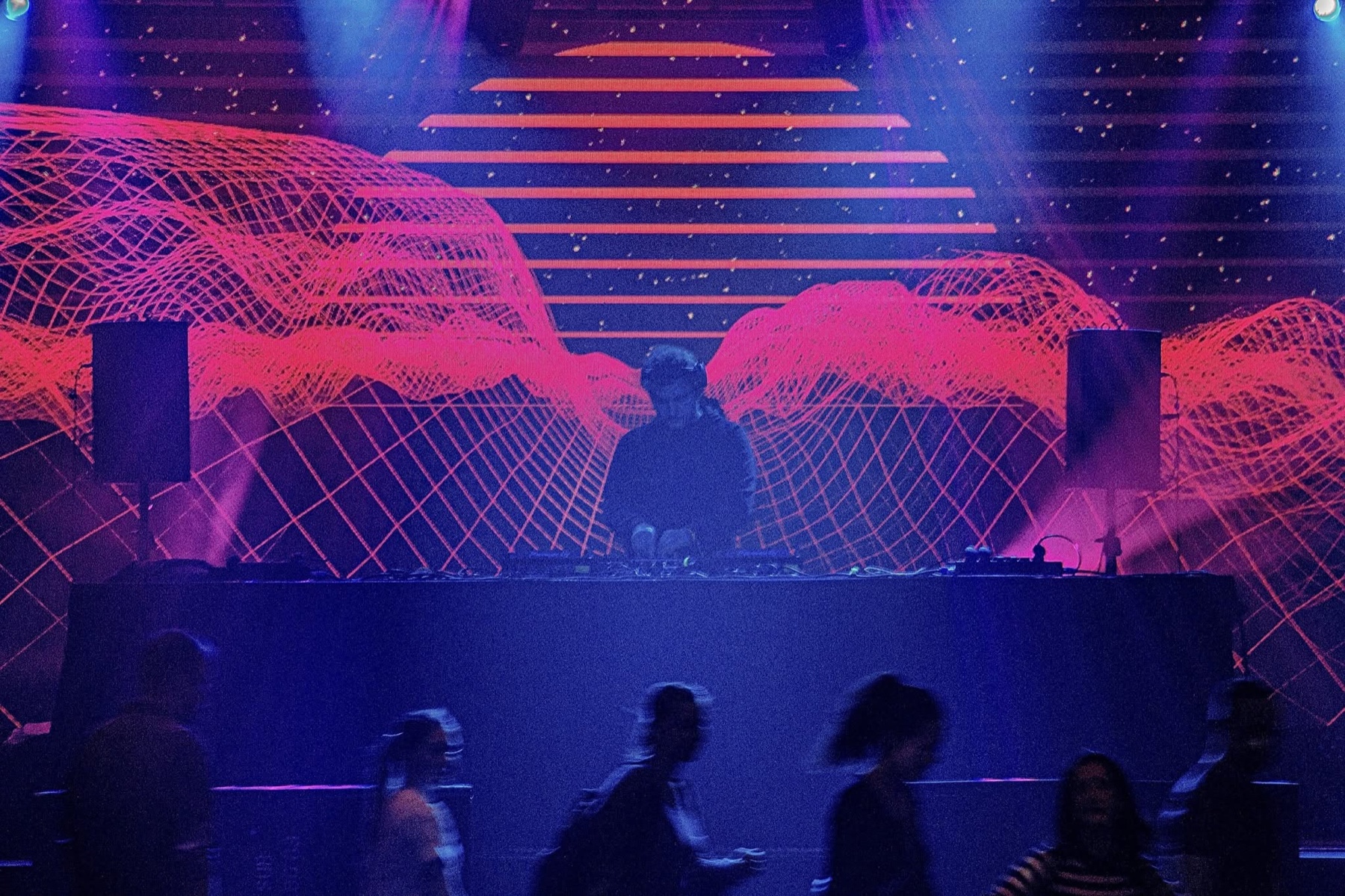 Tamás, a LossLess DJ-je, a pult mögött